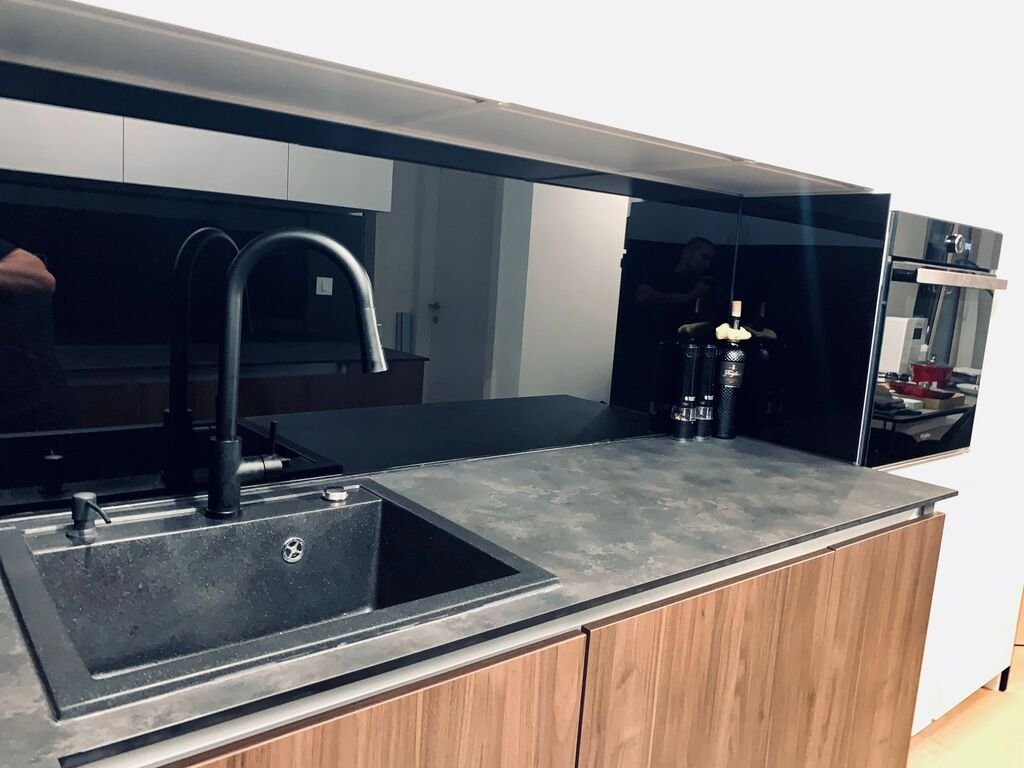 Staklo za kuhinju u modernoj kuhinji