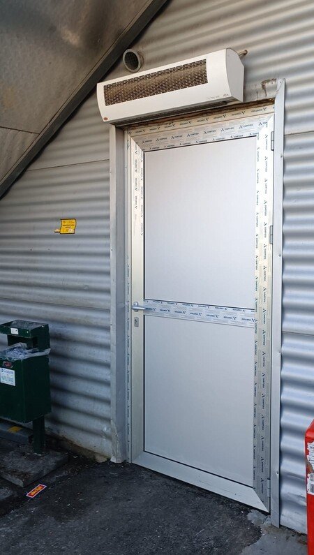 Aluminijska vrata ugrađena na kući